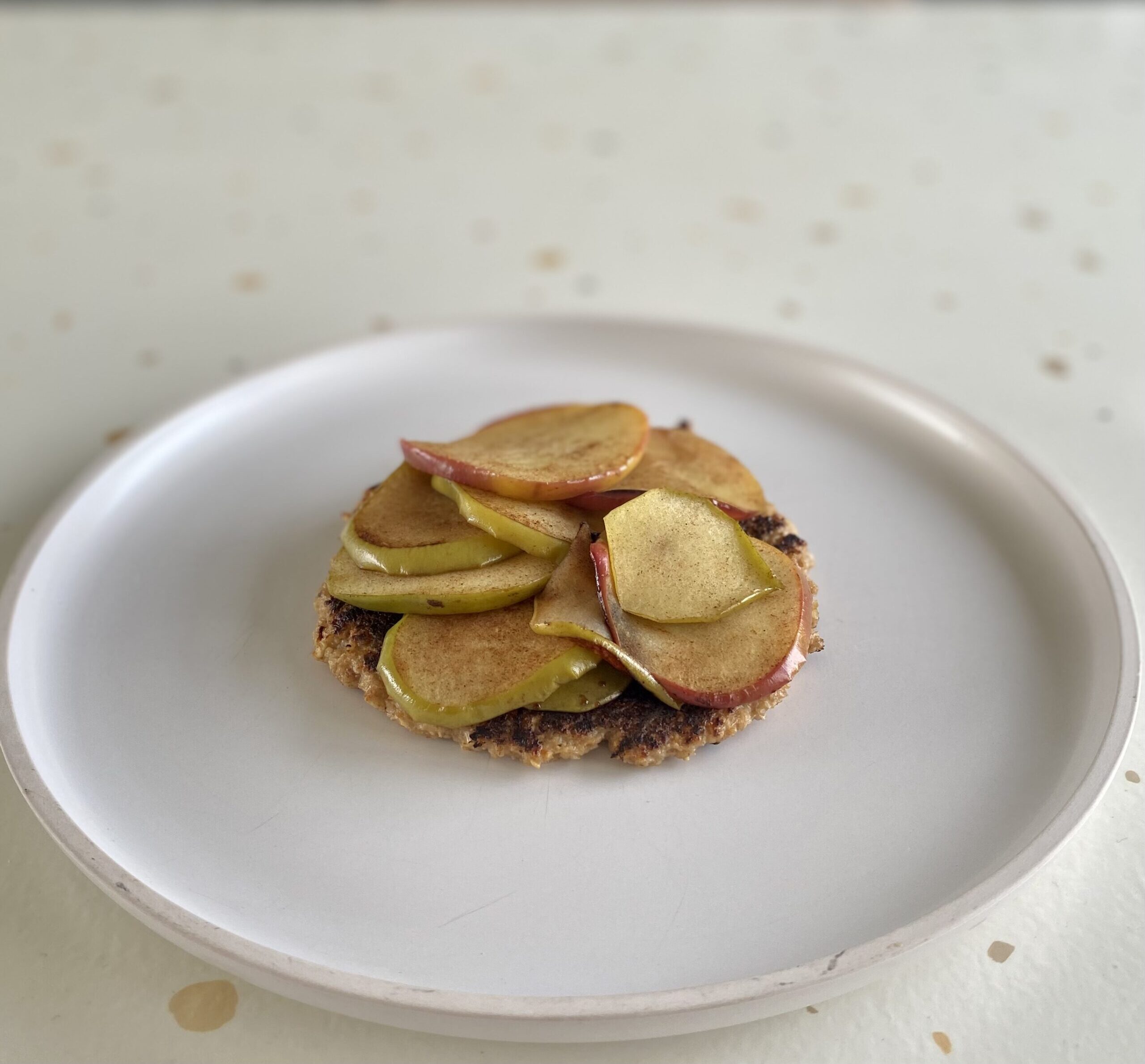 Havermoutpannenkoek met gebakken appeltjes